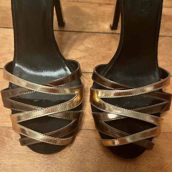 STUNNING Rare Gucci Metallic Cutout Heels - Picture 4 of 12